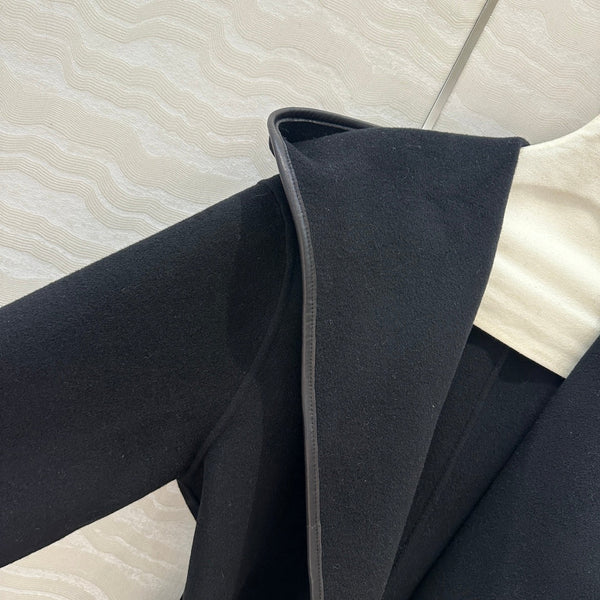Cappotto con cintura in pelle con cappuccio BV in cashmere nero