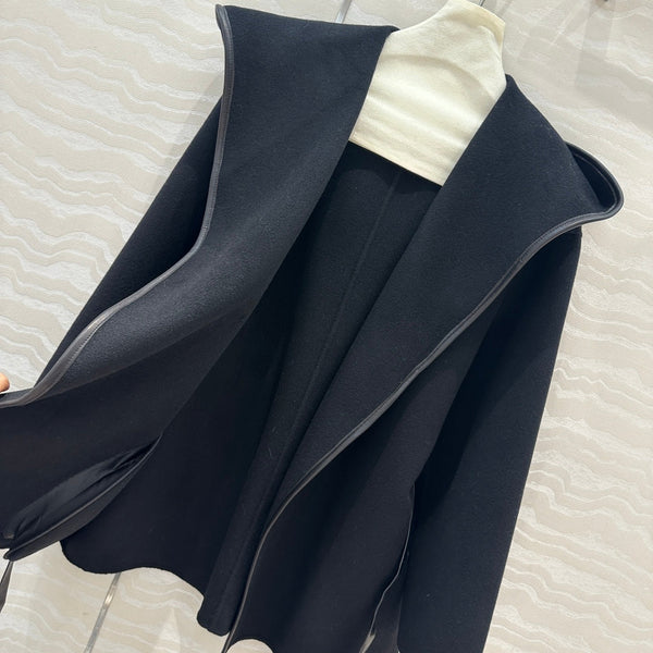 Cappotto con cintura in pelle con cappuccio BV in cashmere nero