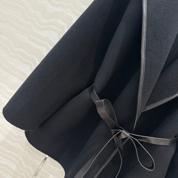 Cappotto con cintura in pelle con cappuccio BV in cashmere nero