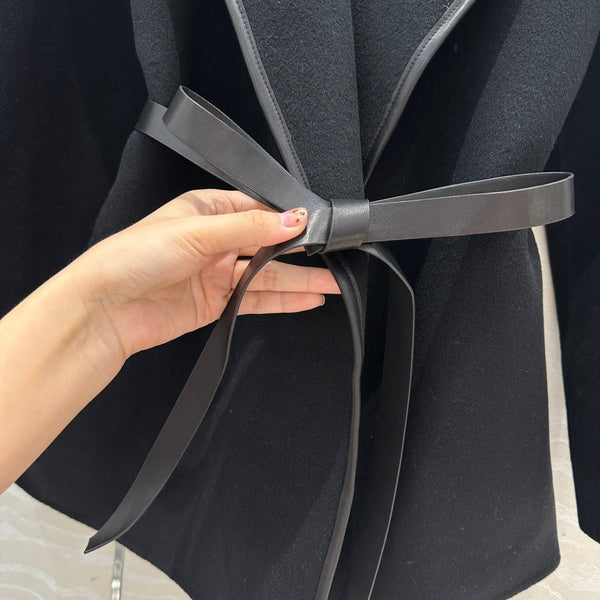 Cappotto con cintura in pelle con cappuccio BV in cashmere nero