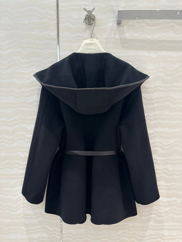 Cappotto con cintura in pelle con cappuccio BV in cashmere nero