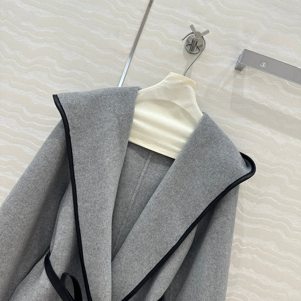 Cappotto con cintura in pelle con cappuccio BV in cashmere grigio