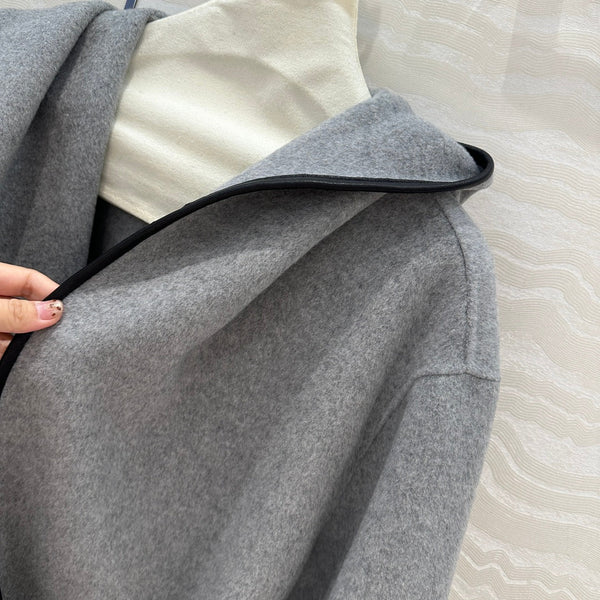 Cappotto con cintura in pelle con cappuccio BV in cashmere grigio