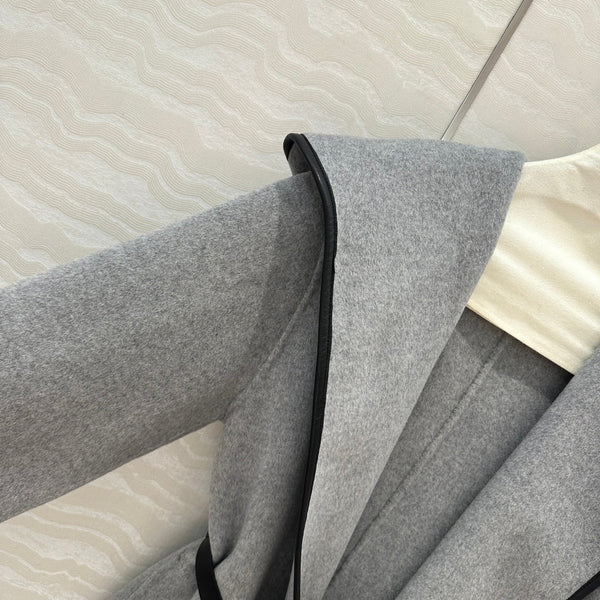 Cappotto con cintura in pelle con cappuccio BV in cashmere grigio
