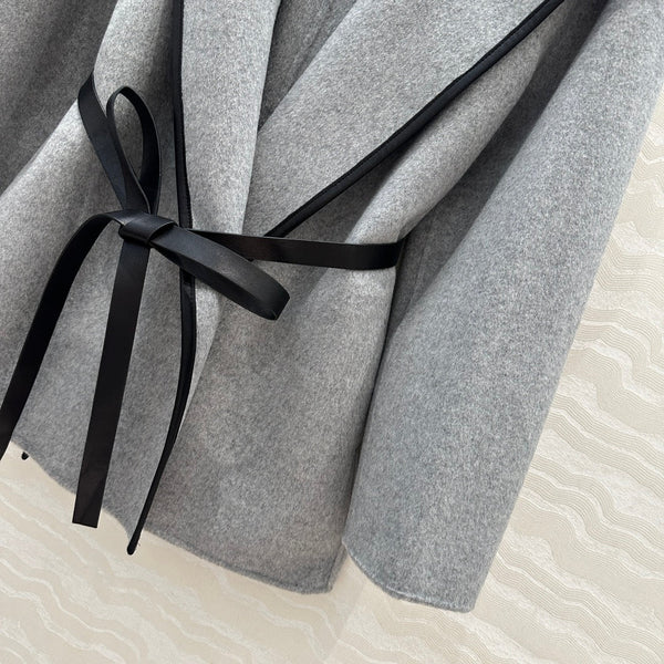 Cappotto con cintura in pelle con cappuccio BV in cashmere grigio