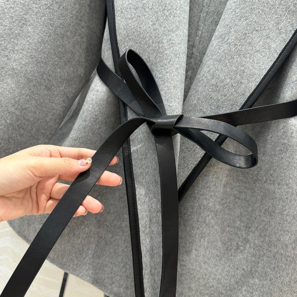 Cappotto con cintura in pelle con cappuccio BV in cashmere grigio