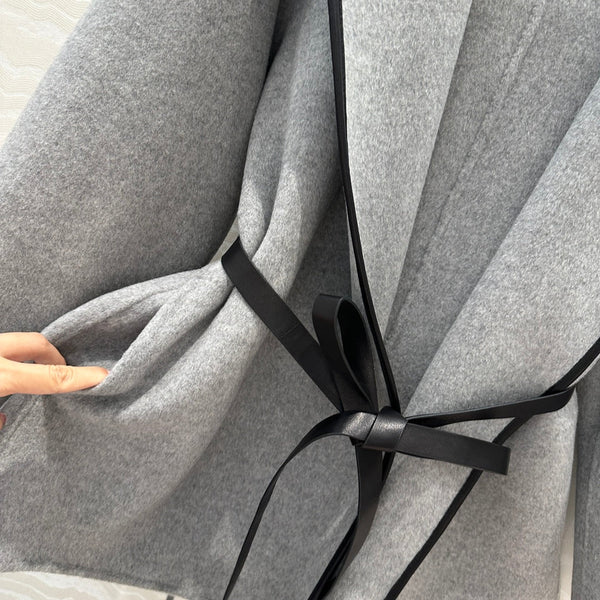 Cappotto con cintura in pelle con cappuccio BV in cashmere grigio