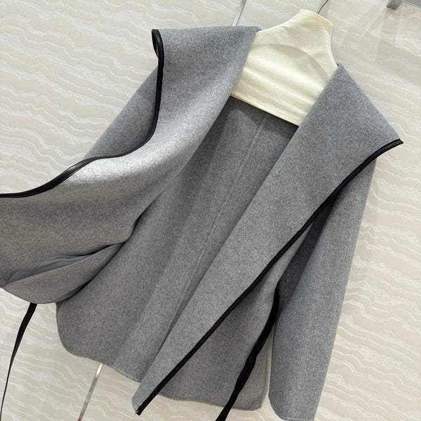Cappotto con cintura in pelle con cappuccio BV in cashmere grigio