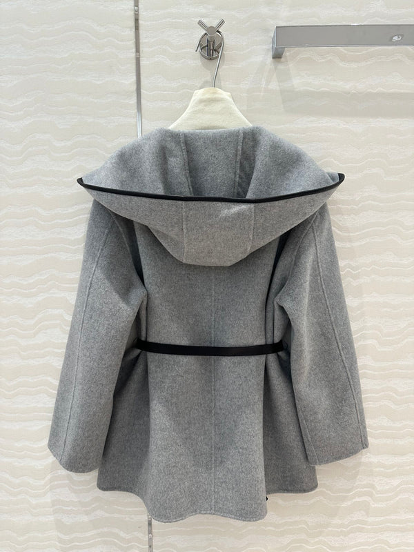 Cappotto con cintura in pelle con cappuccio BV in cashmere grigio