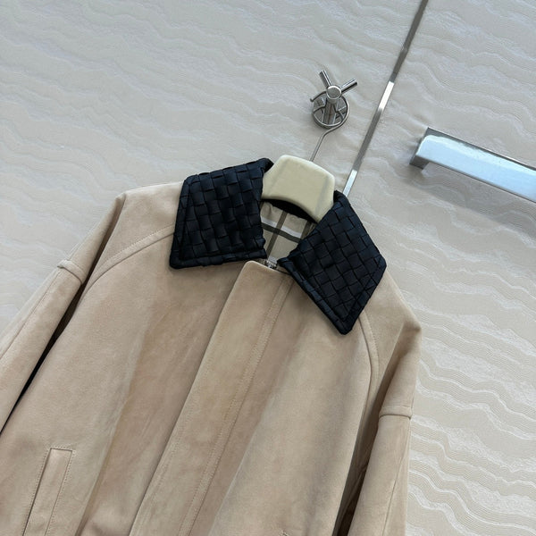 Giacca con cerniera sul collo nera BV in pelle scamosciata di agnello beige