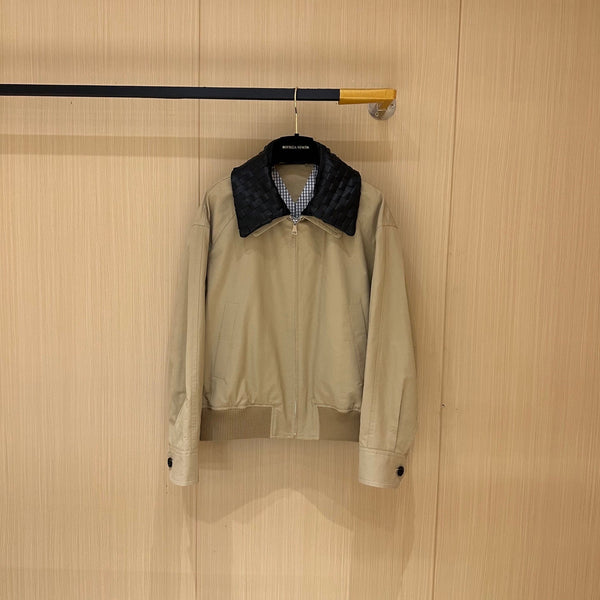 Giacca con cerniera sul collo in pelle BV in tessuto beige