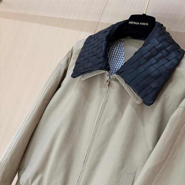 Giacca con cerniera sul collo in pelle BV in tessuto beige