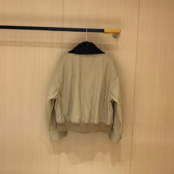 Giacca con cerniera sul collo in pelle BV in tessuto beige