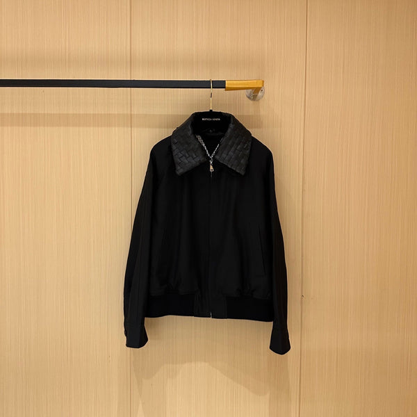 Giacca con cerniera sul collo in pelle BV in tessuto nero