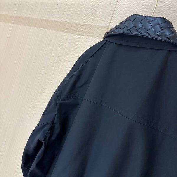 Giacca con cerniera sul collo in pelle BV in tessuto nero