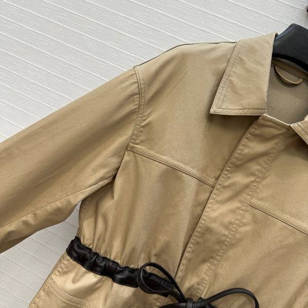 Giacca da camicia BV con cintura in pelle in cotone marrone