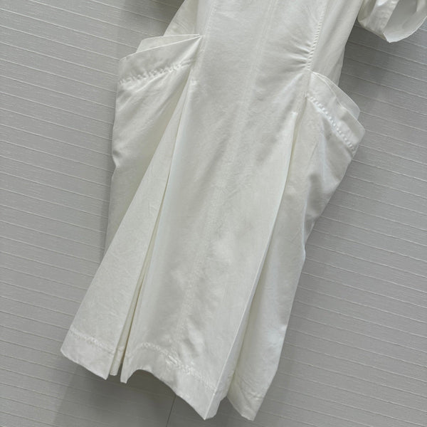 Abito BV con scollo a V e maniche arrotolate in tencel bianco