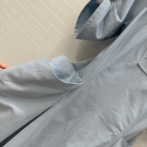 Abito BV con scollo a V e maniche arrotolate in tencel azzurro