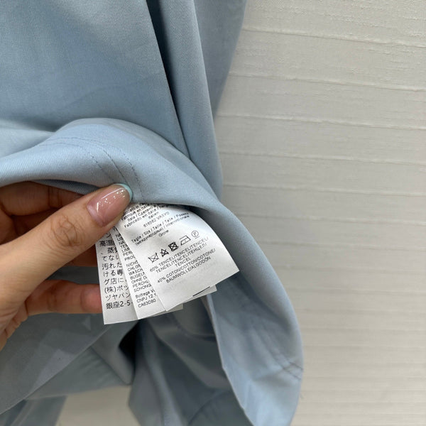 Abito BV con scollo a V e maniche arrotolate in tencel azzurro