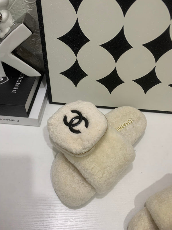 CC 25s Logo Slippers Beige Shearling 455074