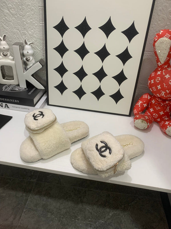 CC 25s Logo Slippers Beige Shearling 455074