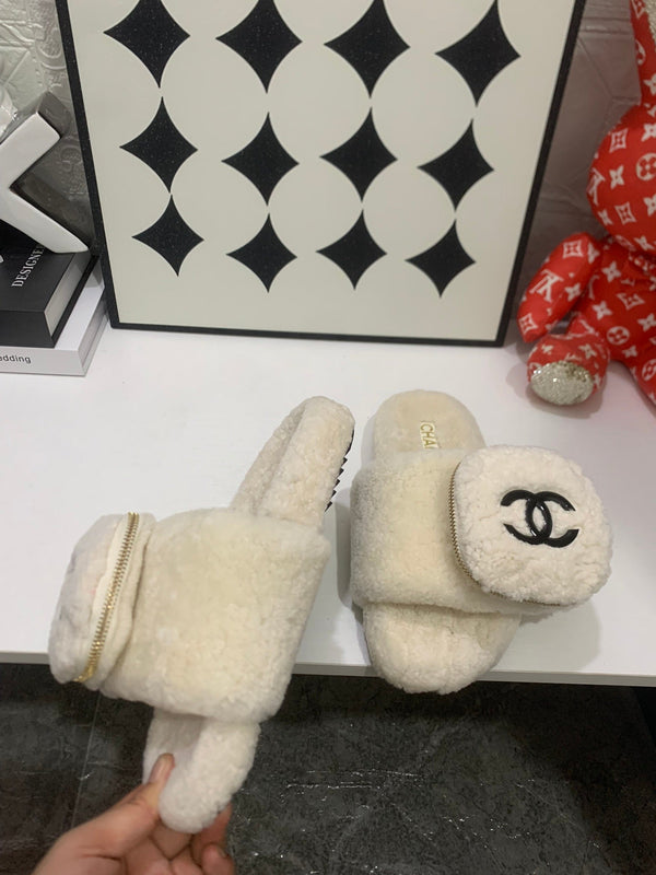 CC 25s Logo Slippers Beige Shearling 455074