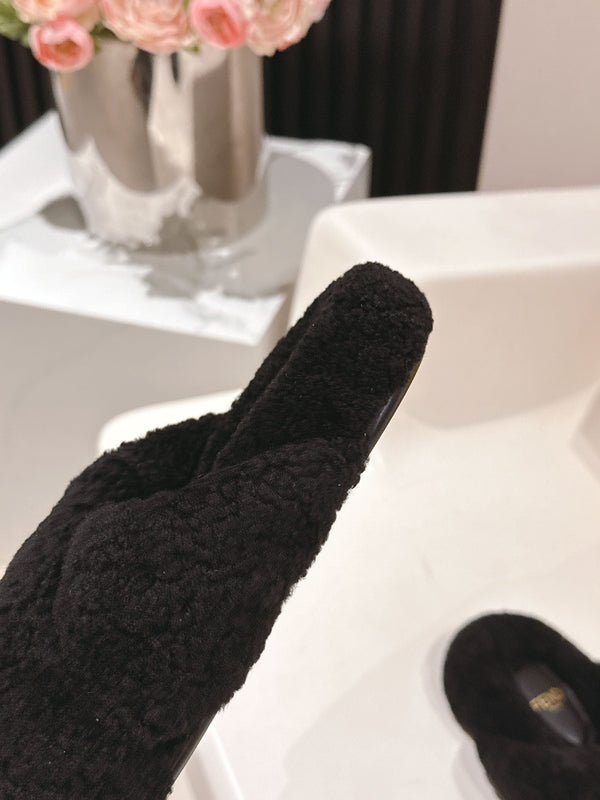 Fendi F013 2025ss Fluffy Slippers Black Lambswool 467194
