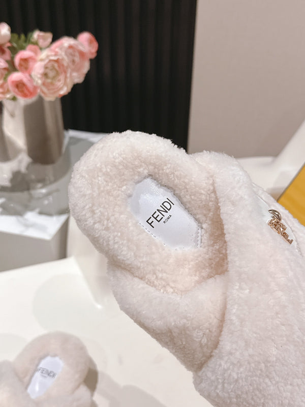 Fendi F013 2025ss Fluffy Slippers White Lambswool 467192