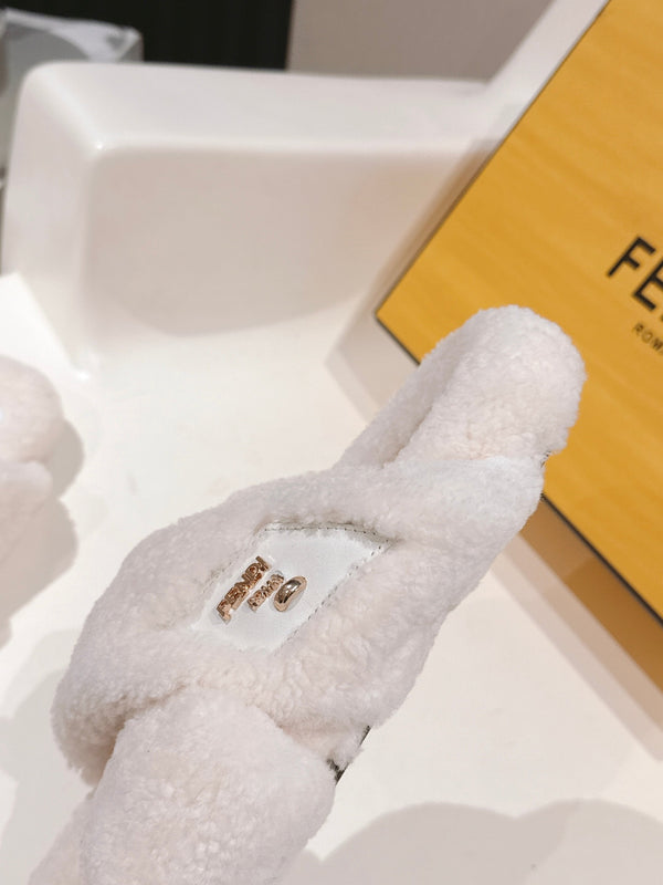 Fendi F013 2025ss Fluffy Slippers White Lambswool 467192