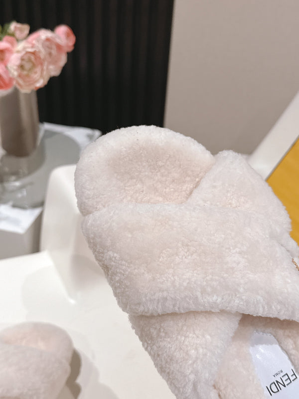 Fendi F013 2025ss Fluffy Slippers White Lambswool 467192