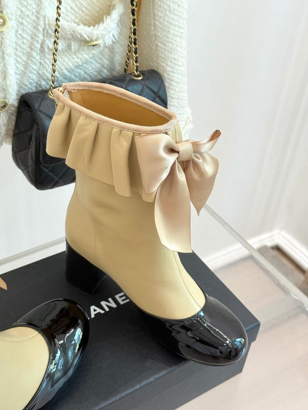 CC 25A Stivaletti elasticizzati con fiocco e colletto plissettato in pelle di agnello beige 473354