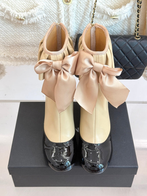 CC 25A Stivaletti elasticizzati con fiocco e colletto plissettato in pelle di agnello beige 473354