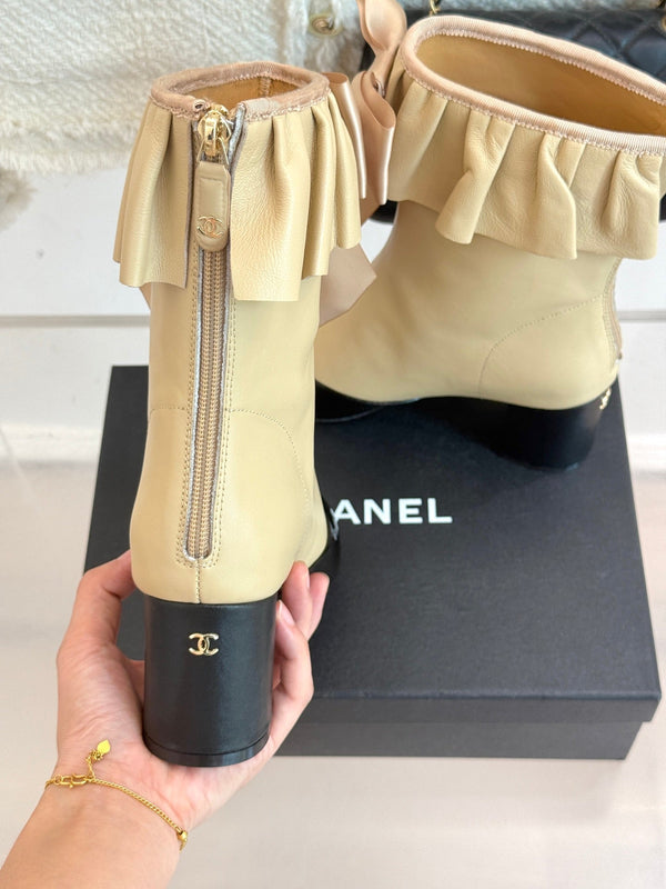 CC 25A Stivaletti elasticizzati con fiocco e colletto plissettato in pelle di agnello beige 473354