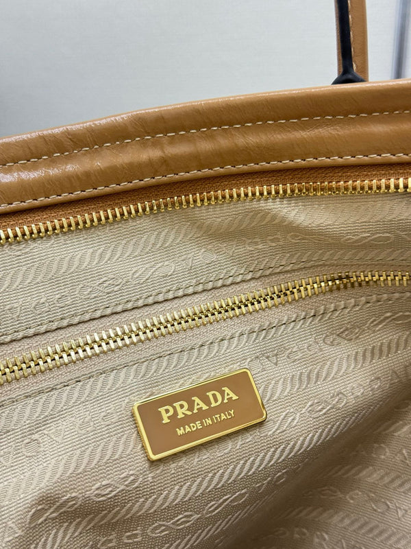 Pra Lux Soft Waxed Leather 1BA439 Extra Large 42cm Handbag Caramel 267485