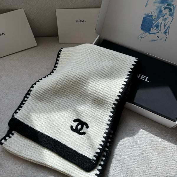 CC Knitted Long Scarf White Cashmere 828773