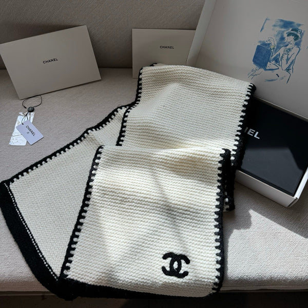 CC Knitted Long Scarf White Cashmere 828773