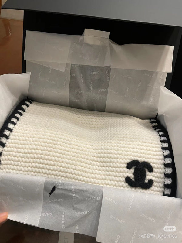 CC Knitted Long Scarf White Cashmere 828773