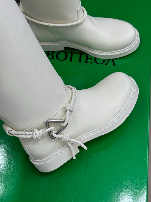 BV 25FW James Boots With Coaxial Detailing And Signature Metal Triangle in White Calfskin