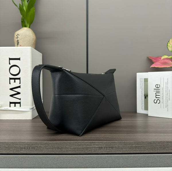 Sac à main Loewe Puzzle Fold 22 cm en cuir de veau brillant noir 274154