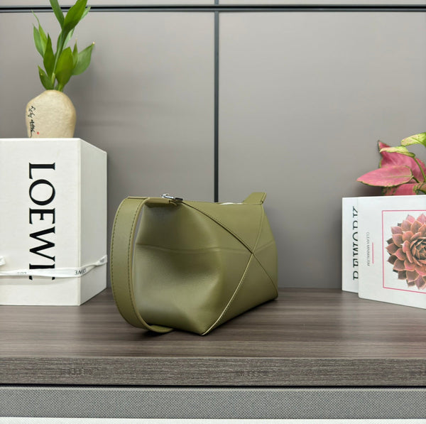 Sac à main Loewe Puzzle Fold 22cm en veau brillant vert olive 274165