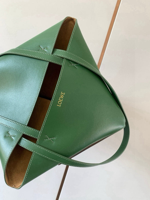 Sac fourre-tout pliable moyen LOE 31 en cuir de vachette brillant vert chasseur ambre 274319