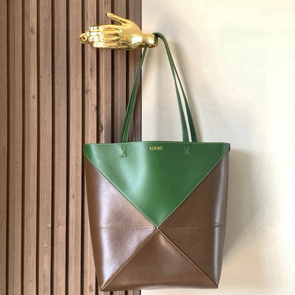 Sac fourre-tout pliable moyen LOE 31 en cuir de vachette brillant vert chasseur ambre 274319