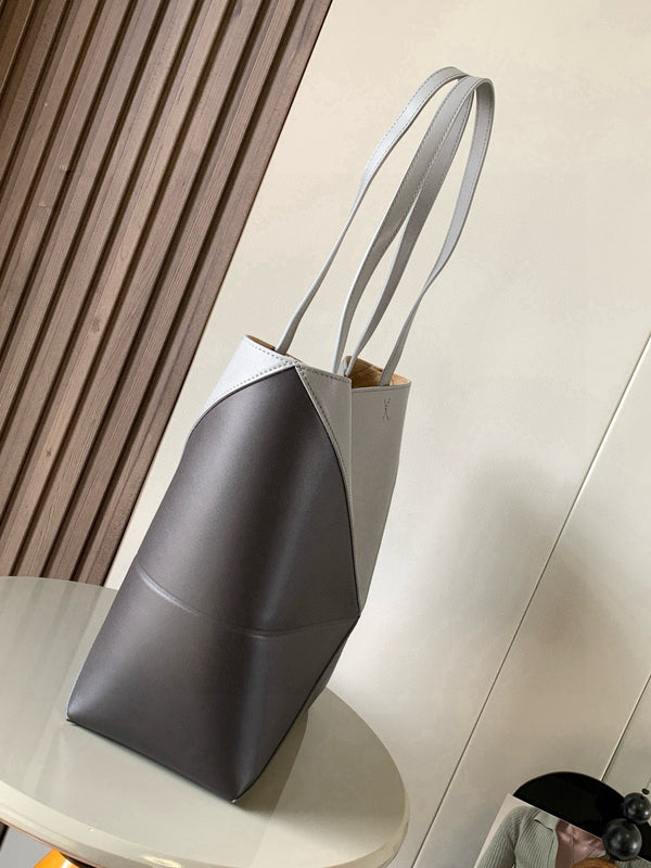 Cabas Pliant LOE 31 de Taille Moyenne en Cuir de Vachette Brillant Gris Asphalte 274317