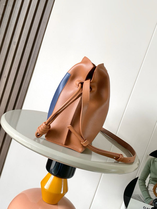 Pochette Loewe Flamenco Medium 30 en cuir nappa caramel et vert vif