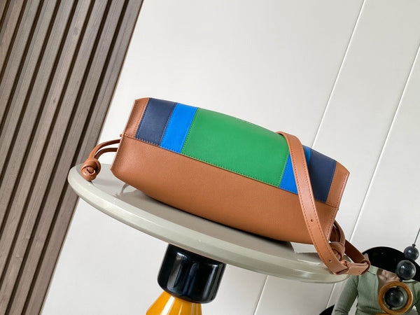 Pochette Loewe Flamenco Medium 30 en cuir nappa caramel et vert vif