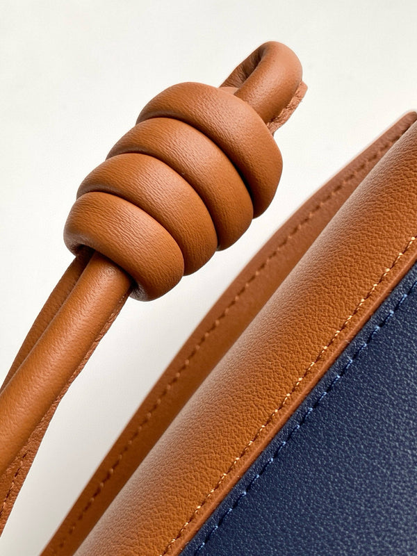 Pochette Loewe Flamenco Medium 30 en cuir nappa caramel et vert vif