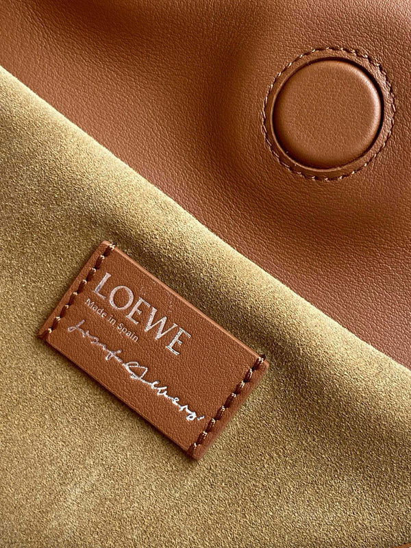 Pochette Loewe Flamenco Medium 30 en cuir nappa caramel et vert vif