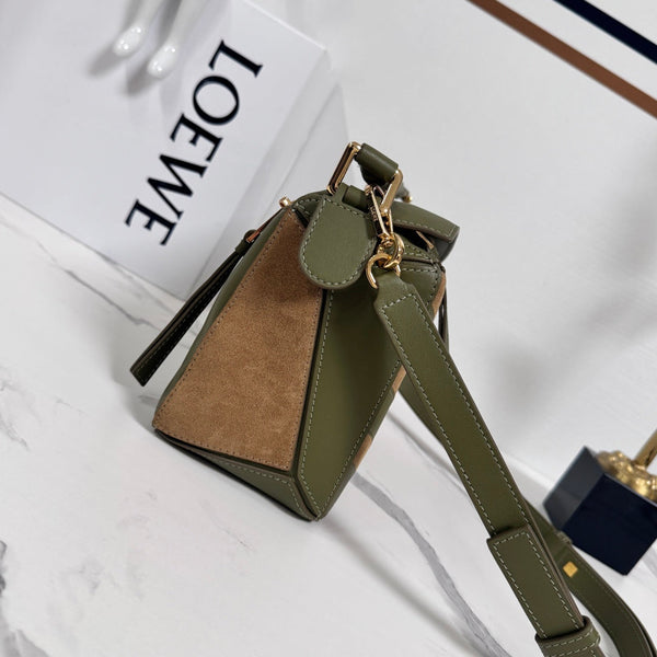 Loewe Petit sac Puzzle 24 en cuir de vachette et daim vert classique 274495