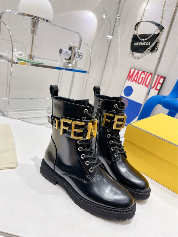 Bottes Fendi Martin en cuir de vachette noir avec boucle en métal 576792