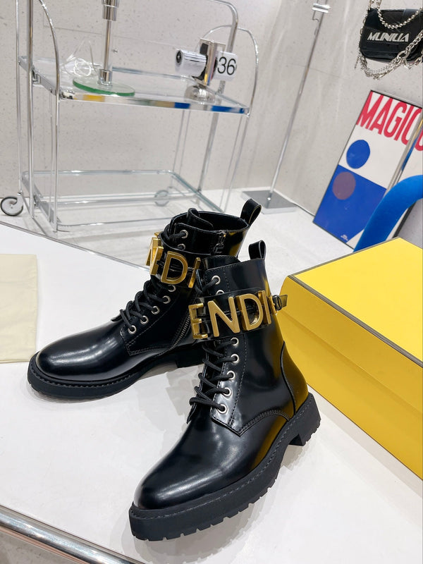 Bottes Fendi Martin en cuir de vachette noir avec boucle en métal 576792